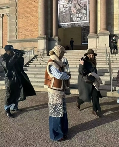 Détail rapproché d'un gilet rétro en daim avec fermeture éclair classique pour femme