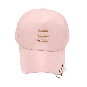 Détail de la casquette de baseball rose avec anneaux métalliques dorés et ressorts