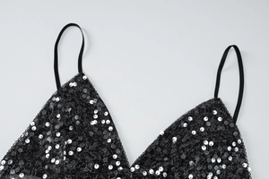 Detailansicht der funkelnden schwarzen Pailletten und feinen Träger dieses Camisole-Tops