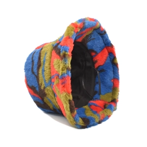 Détail d'un chapeau bob en fausse fourrure tie-dye avec cordon de serrage réglable