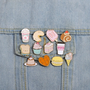 Gros plan détaillé de 12 broches en émail coloré sur une poche en jean bleu classique