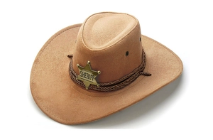 Détail d'un chapeau de cowboy marron avec badge de shérif doré et cordon tressé