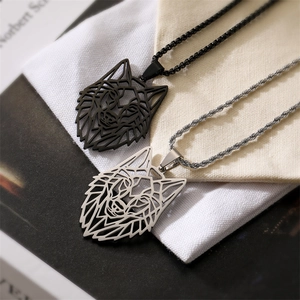 Collana da uomo con ciondolo a testa di lupo traforata in nero e argento