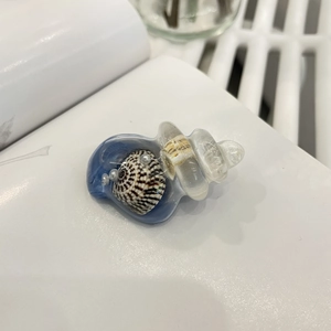 Pince à cheveux conque de dauphin en résine bleue avec des perles marines élégantes