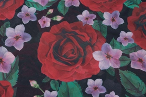 Gros plan sur le motif élégant de roses rouges et fleurs violettes de la robe