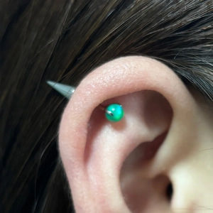 F136 Titan Knorpelohrring mit grünem Opal und silbernem Spike-Stecker-Design