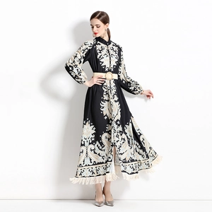 Robe maxi imprimé baroque à manches longues avec ourlet à franges et ceinture