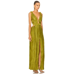 Robe longue élégante en soie vert olive avec col en V profond et fente latérale haute