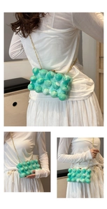 Détail du sac à bulles en acrylique à motif marbré vert avec bandoulière chaîne dorée