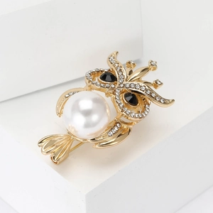 Eleganter Eulen-Anstecker aus Goldlegierung mit großer weißer Perle und Kristallen
