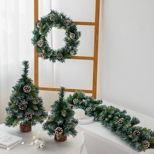 Nordischer Weihnachtskranz und Mini-Bäume Set mit Tannenzapfen und weißer Beflockung