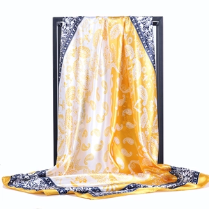 Foulard en satin de soie à imprimé paisley 90x90cm en jaune éclatant et bleu marine