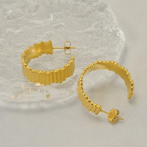 Chic geometric C-shaped earrings in 18k gold-plated stainless steel on glass base