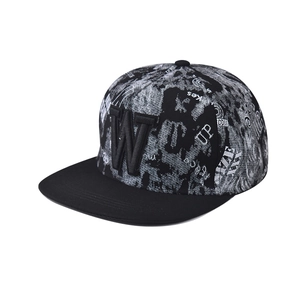 Casquette snapback avec broderie 3D W et motifs graffiti vue sous un angle de 45 degrés