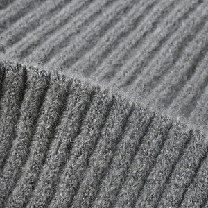 Dicke graue Rippstrickmütze mit hochwertiger Jacquard-Wolltextur für winterliche Wärme