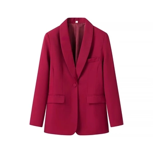 Dettaglio del blazer bordeaux a bottone singolo con revers a scialle e tasche con patta