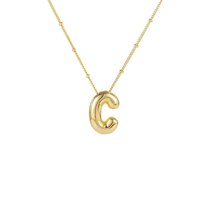 Makroaufnahme von 3D-Buchstabe C Anhänger mit glänzendem Goldfinish an Kugelkette