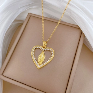 Elegante collana con cuore dorato, medaglia della Vergine Maria e cristalli brillanti