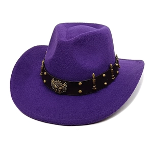 Dettaglio di cappello da cowboy viola in feltro con cinturino in pelle e stemma aquila