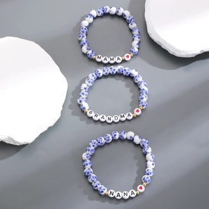 Dettagli set di braccialetti in ceramica blu con ciondoli MAMA, GRANDMA e NANA