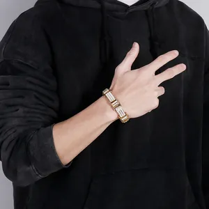 Détail d'un bracelet gourmette bicolore or et argent porté par un mannequin masculin