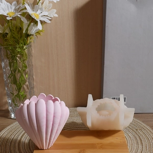 Dettaglio dello stampo in silicone a conchiglia con pezzo per aromaterapia in gesso rosa