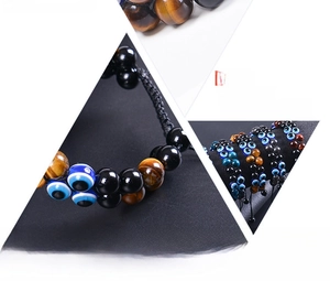 Détail du bracelet double couche en oeil de tigre et oeil maléfique avec cordon ajustable
