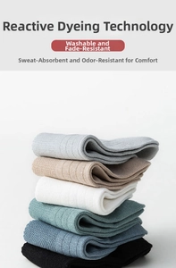 Détail de chaussettes côtelées en coton montrant six couleurs et texture respirante
