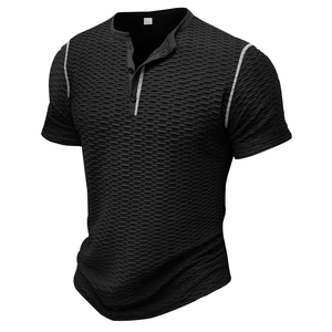 Détail du tissu gaufré noir et du passepoil contrasté sur le t-shirt Henley