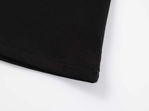Gros plan sur les doubles coutures d'un t-shirt à manches longues en maille noire premium