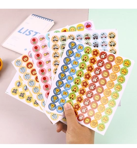 Détails d'autocollants de récompense pour enfants avec icônes de trophées et fleurs