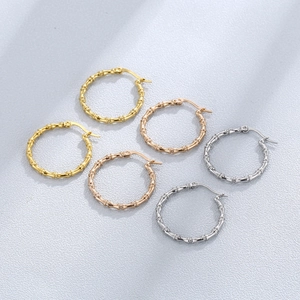 Polierte Creolen mit Bambustextur in Gold, Roségold und Silber für Damen