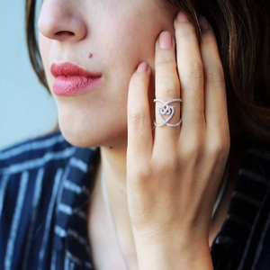 Bague cœur géométrique en argent avec pierres étincelantes pour un look tendance