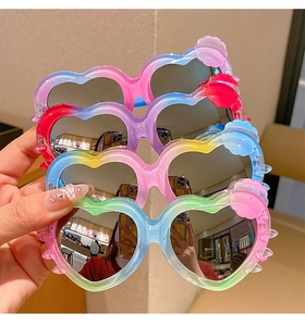 Detail of heart-shaped gradient sunglasses for girls with trendy colored resin frames