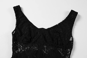 Détail d'un caraco en dentelle noire avec motifs floraux et décolleté en U élégant