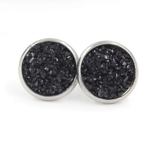 Gros plan sur des boucles d'oreilles rondes 12mm en résine noire avec bord en acier argenté