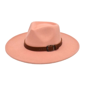 Détail d'un chapeau fedora rose à larges bords avec bande en cuir brun et boucle métal