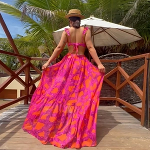 Détail de jupe longue bohème taille haute et bikini à volants avec imprimé abstrait rose