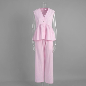 Detail von rosa ärmellosem Top mit V-Ausschnitt, Volantsaum und passender weiter Hose