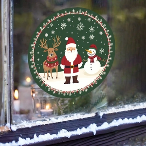 Detail von Weihnachtsmann-Fensteraufkleber auf verschneitem Glas mit festlichem Licht