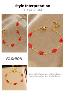 Détail du bracelet chaîne plaqué or avec breloques lèvres en émail rouge et fermoir