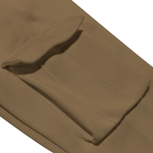 Detalle del bolsillo del pantalón cargo caqui con costuras y textura de tela de sarga