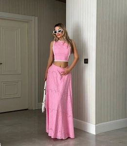Texture détaillée du haut sans manches rose et jupe longue avec broderie en dentelle
