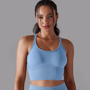 Détail d'un soutien-gorge de sport bleu ciel avec large ourlet côtelé et tissu élastique