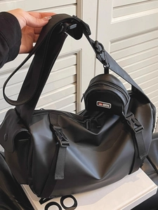 Grand sac de voyage fitness étanche noir avec bandoulière et petit porte-monnaie
