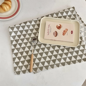 Set de table géométrique moderne avec motifs triangles gris et blancs sur marbre
