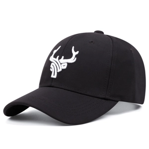 Casquette de baseball noire classique avec broderie tête de cerf blanche et couronne aérée