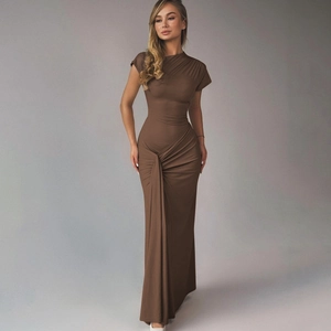 Detalle de vestido maxi marrón elegante con nudo drapeado en cintura y ajuste entallado