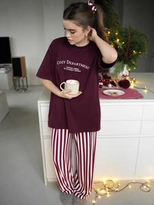 Pyjama femme confortable en coton avec t-shirt imprimé et pantalon rayé rouge
