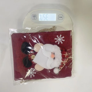 Detailaufnahme einer roten Weihnachts-Jute-Weinflaschentasche mit Weihnachtsmann-Motiv